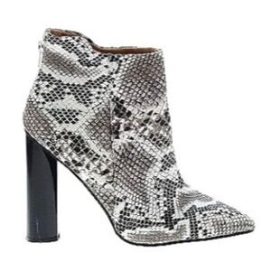 Qupid Gray‎ Snake Print 5" Heel Bootie Women's Size 9 NWOT